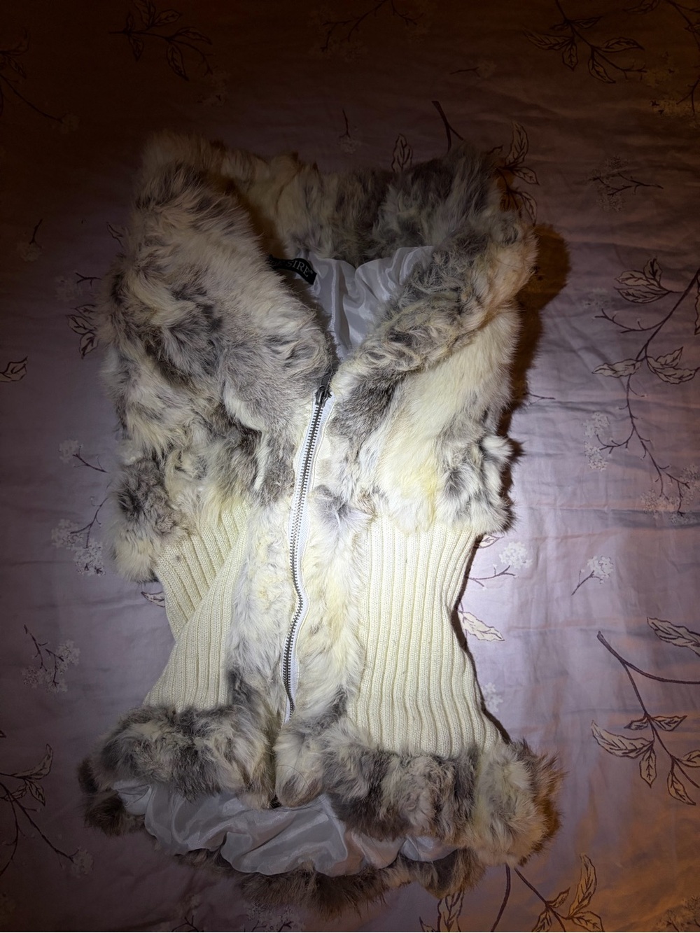 Cream 2000s wolf vintage Faux Fur Trim Knit Vest
- REAL FUR
